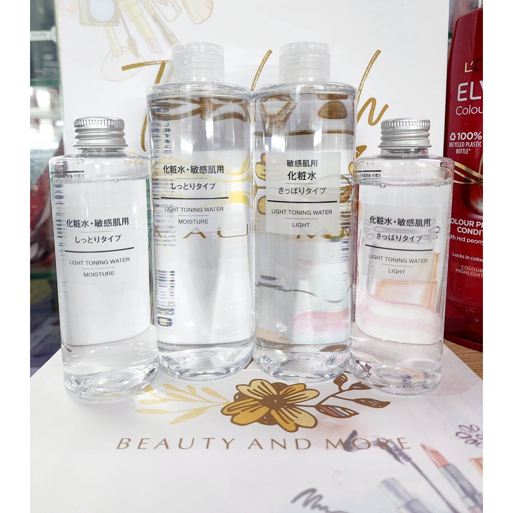 Nước hoa hồng Muji Light Toning Water cấp ẩm và giúp da mềm mại mịn màng
