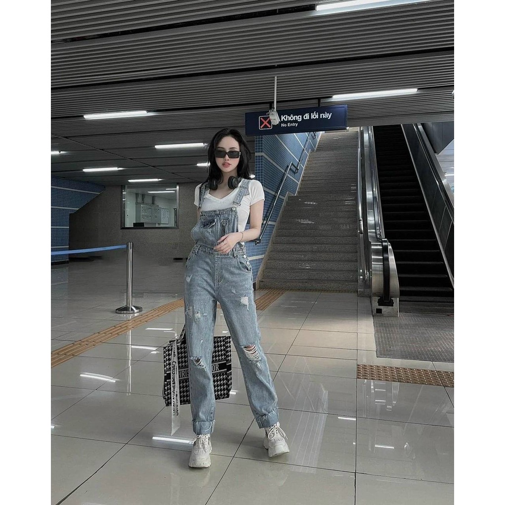 Yếm jeans nữ màu nhạt rách gối gập gấu
