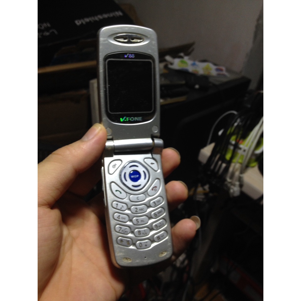 Xác V-FONE cơ gập hơi nứt, không sạc tét, không rõ tình trạng