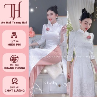 Áo dài lụa gấm hoa văn trắng, tay bồng lỡ, dính hoa 3D ở ngực