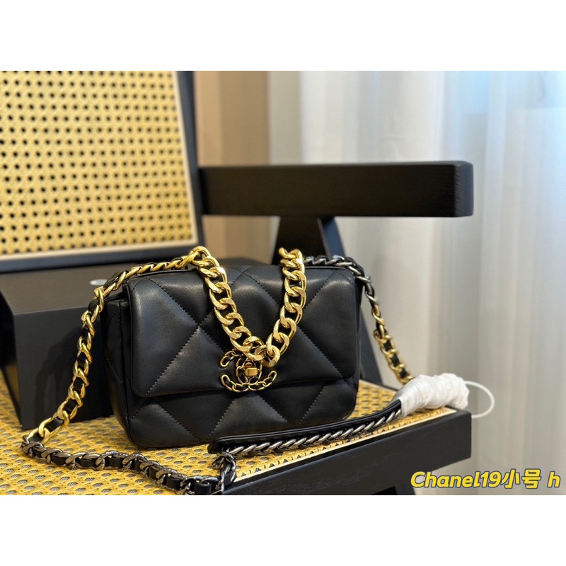 Túi xách CN size 20 cm màu đen cực đẹp, túi full box chuẩn như hình miễn ship