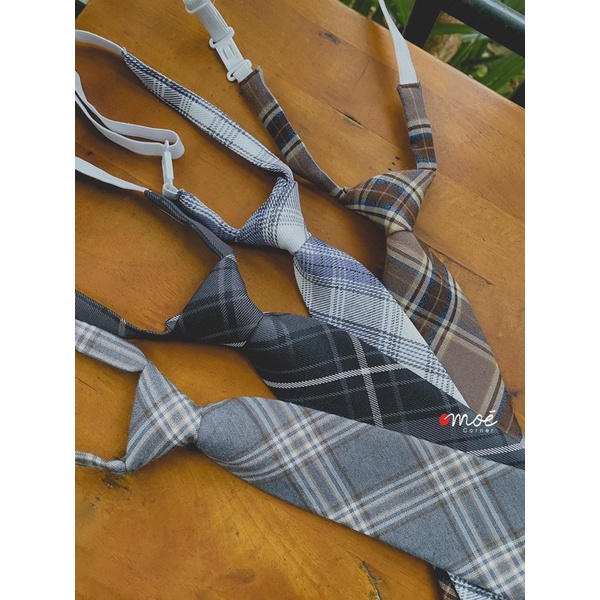 Caravat mix áo Moé