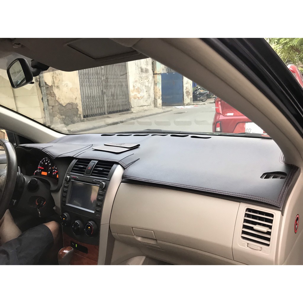 Thảm taplo da carbon xe Altis 2007 đến 2023 màu đen, vừa form xe, thẩm mỹ đẹp