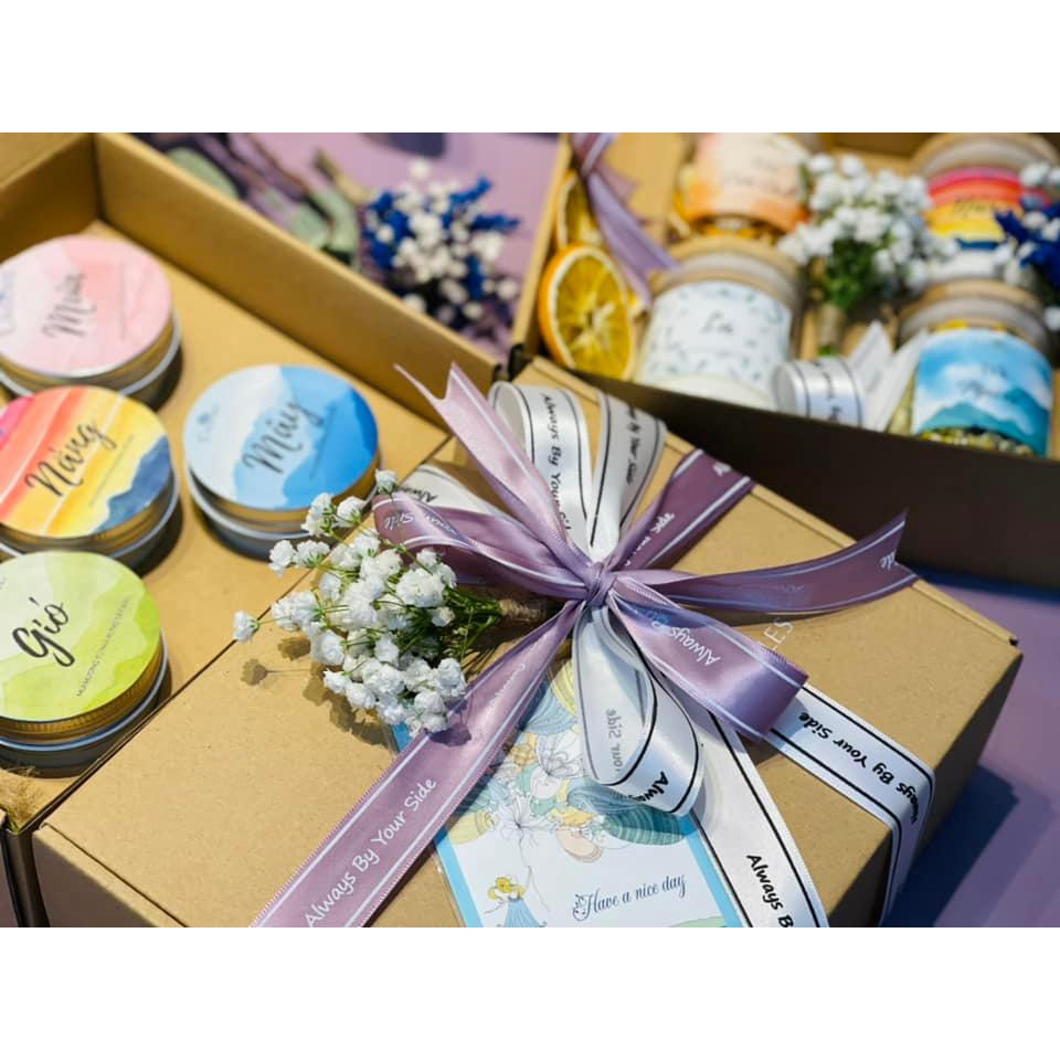 Hộp quà đóng set quà nến thơm bao gồm phụ kiện trang trí nơ hoa cam