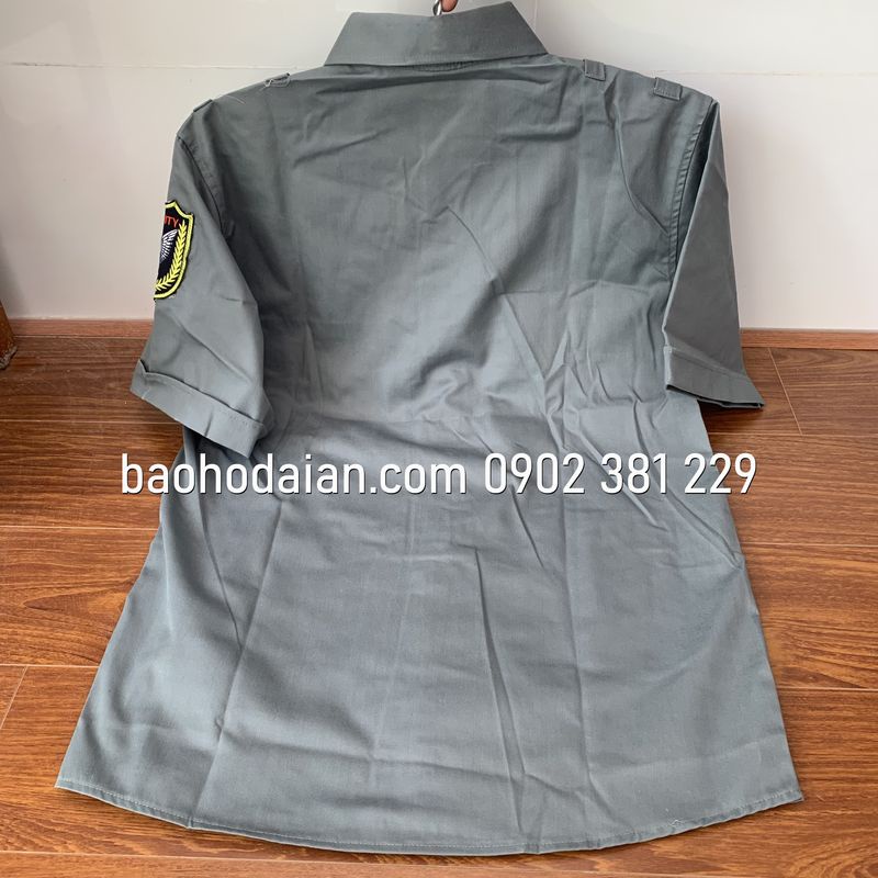 Áo bảo vệ tay ngắn màu xám kaki logo cánh tay