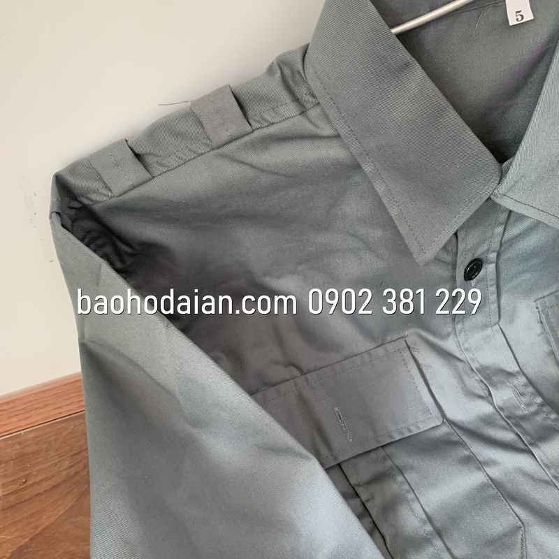 Áo bảo vệ tay ngắn màu xám kaki logo cánh tay