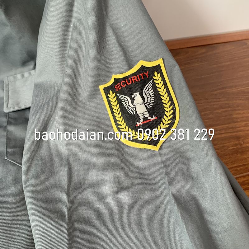 Áo bảo vệ tay ngắn màu xám kaki logo cánh tay