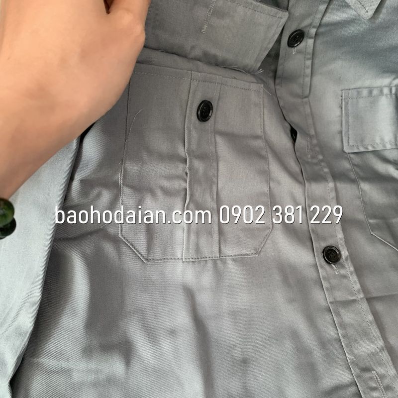 Áo bảo vệ tay ngắn màu xám kaki logo cánh tay