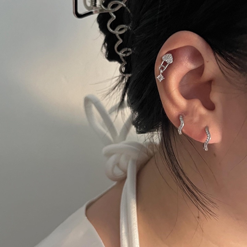 𝐯𝐞𝐥𝐯𝐞𝐭𝐩𝐢𝐧𝐤.𝐚𝐜𝐜🇰🇷 | Khuyên tai kiểu lượn sóng đính đá