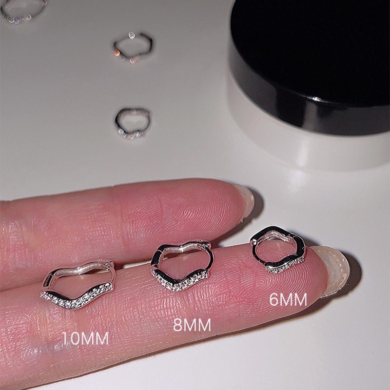 𝐯𝐞𝐥𝐯𝐞𝐭𝐩𝐢𝐧𝐤.𝐚𝐜𝐜🇰🇷 | Khuyên tai kiểu lượn sóng đính đá