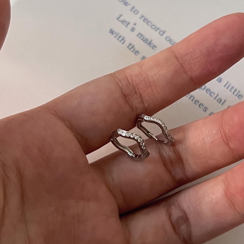 𝐯𝐞𝐥𝐯𝐞𝐭𝐩𝐢𝐧𝐤.𝐚𝐜𝐜🇰🇷 | Khuyên tai kiểu lượn sóng đính đá