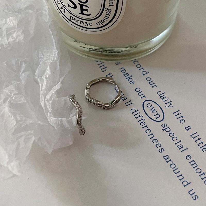 𝐯𝐞𝐥𝐯𝐞𝐭𝐩𝐢𝐧𝐤.𝐚𝐜𝐜🇰🇷 | Khuyên tai kiểu lượn sóng đính đá