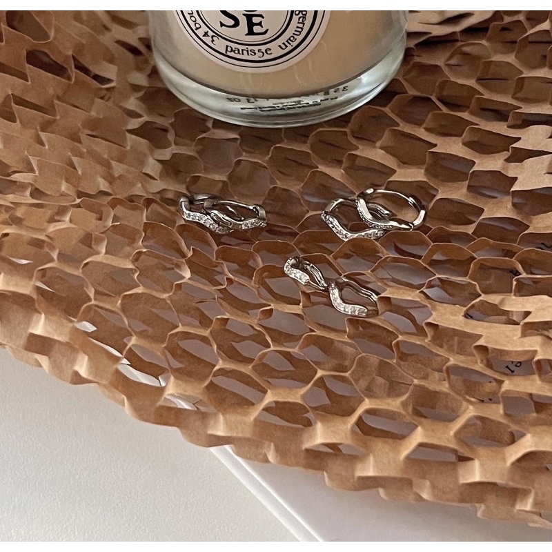 𝐯𝐞𝐥𝐯𝐞𝐭𝐩𝐢𝐧𝐤.𝐚𝐜𝐜🇰🇷 | Khuyên tai kiểu lượn sóng đính đá