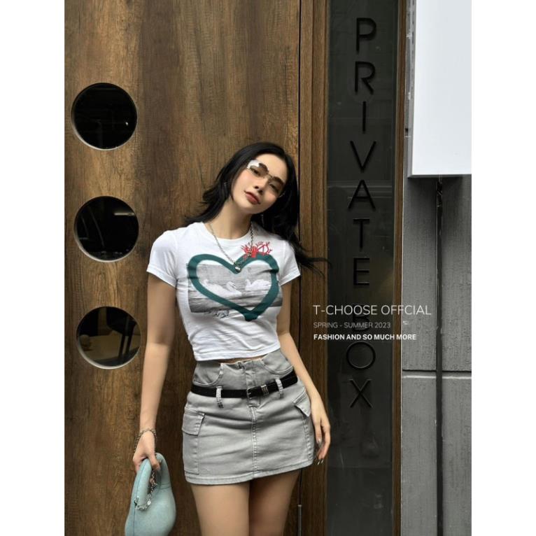 Set áo thun croptop trắng hình trái tim kèm chân váy xám