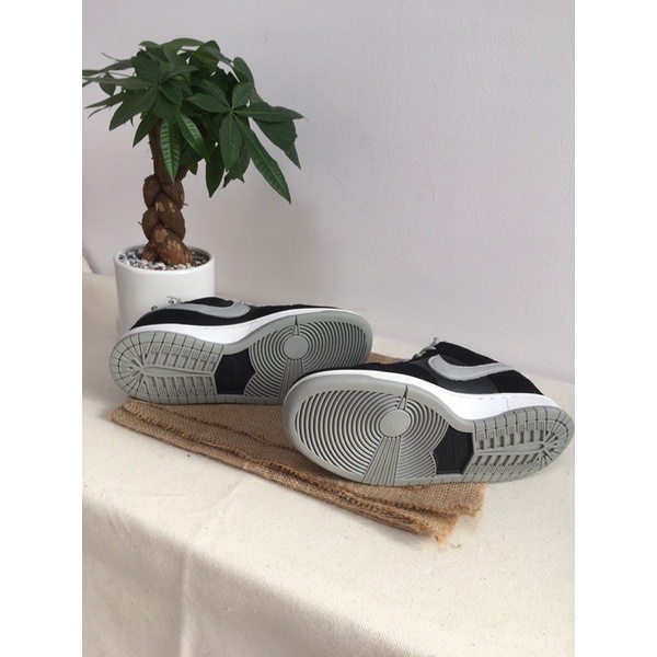 Giày thể thao kiểu dáng basic