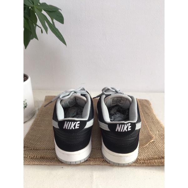 Giày thể thao kiểu dáng basic