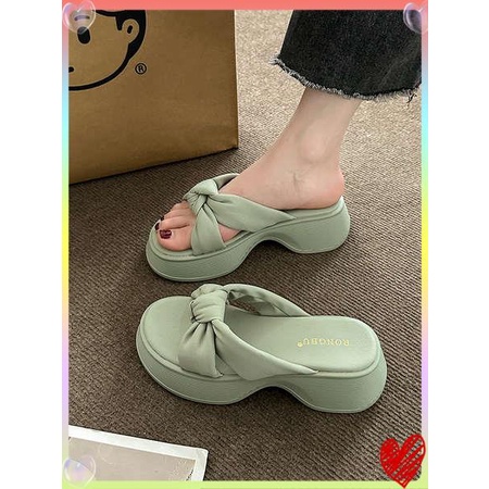 Mang dép đế dày bên ngoài mùa hè