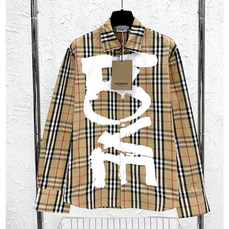 Áo sơ mi kiểu nam nữ Burberry dài tay kẻ caro sọc màu be chữ Love dọc áo kiểu dáng sang trọng_9021