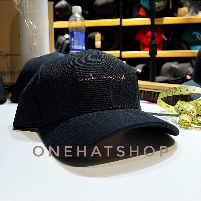 Nón lưỡi trai text onehat under lettet quai khoá dây