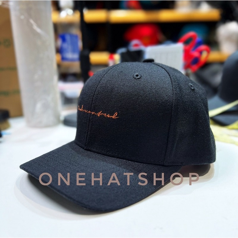 Nón lưỡi trai text onehat under lettet quai khoá dây