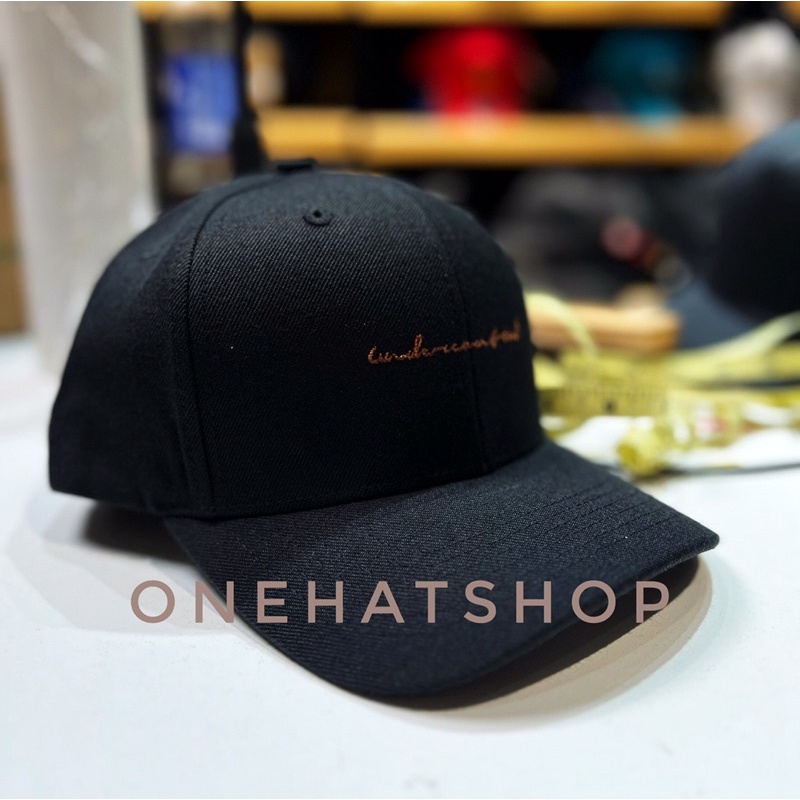 Nón lưỡi trai text onehat under lettet quai khoá dây