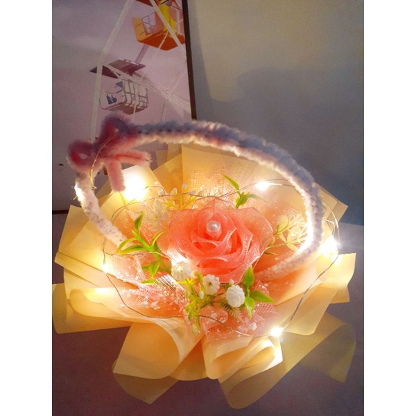 Giỏ hoa 1 bông hoa handmade làm quà tặng, trang trí bàn học, bàn làm việc, kèm đèn led