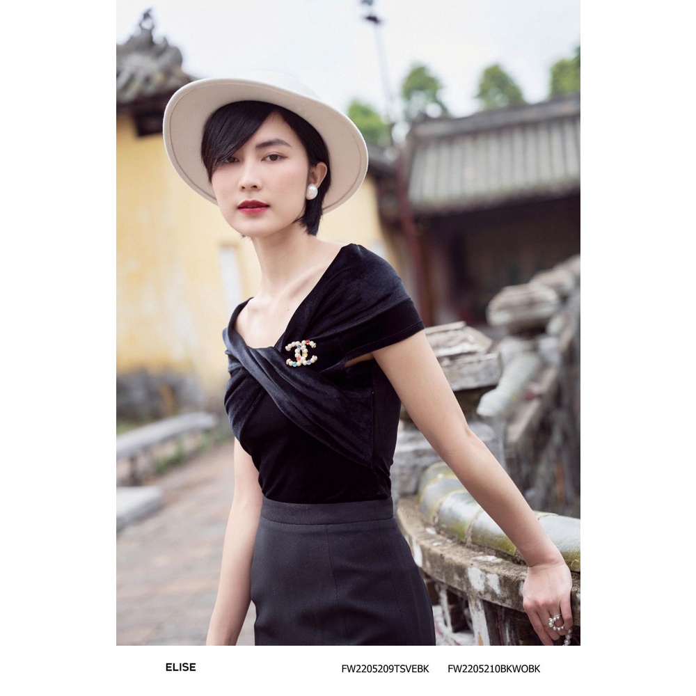 Áo nhung đen trễ vai vạt chéo thiết kế Elise FW2205209TSVEBK
