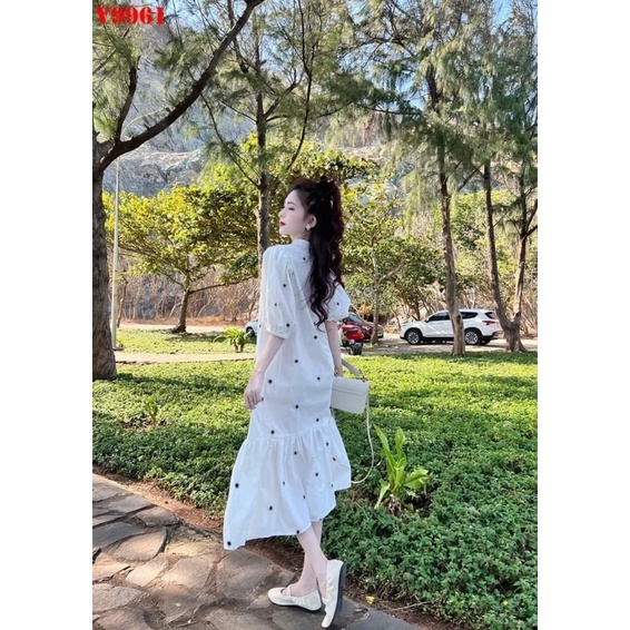 Đầm thô thêu xinh xắn