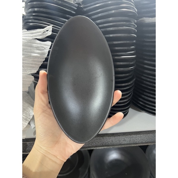 Đĩa nhựa Melamine W4207 màu đen kiểu lá đựng đồ nướng BBQ, buffe,trang trí thức ăn, bàn tiệc,quán ăn