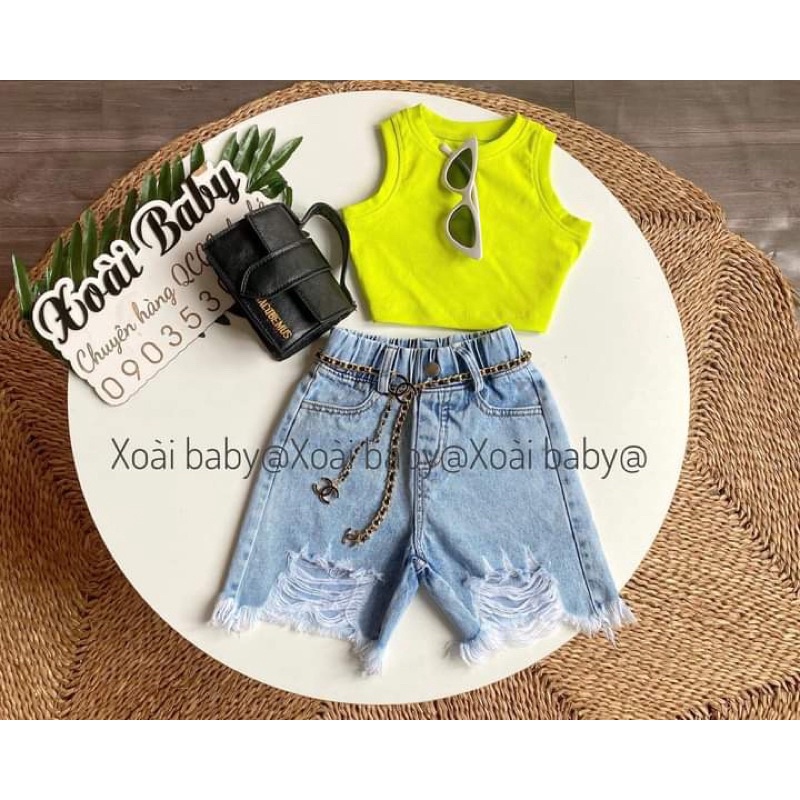 Áo croptop, quần jean lửng rách gối ( không kèm thắt lưng) cho bé gái.