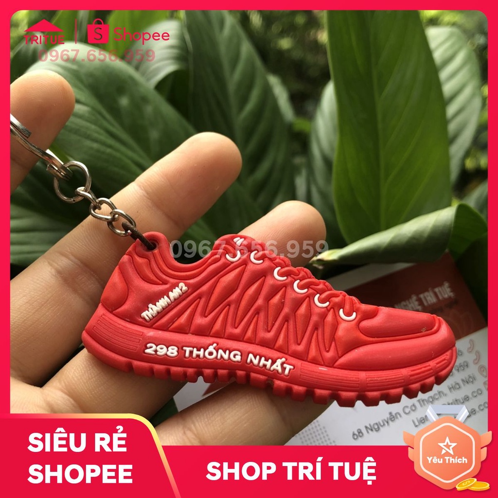 Chiếc móc khóa nhựa dẻo in ấn giày thể thao cho khách, Mẫu giầy thể thao móc khóa tặng khách hàng của shop giầy.