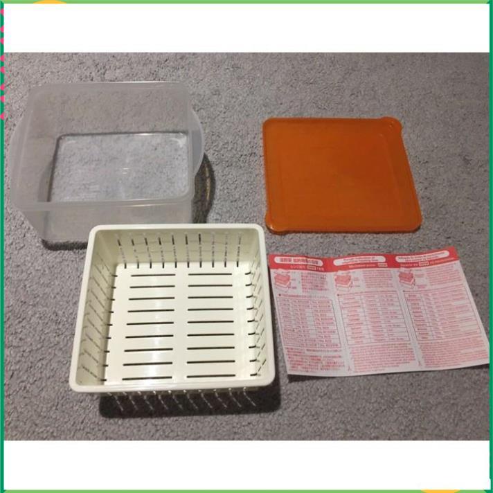 Hôp nhựa có rổ nhựa bên trong, dùng hấp rau củ trong lò vi sóng 17,2x14,8cm cao 7,1cm; 1,2 lít. D758