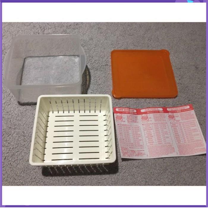 Hôp nhựa có rổ nhựa bên trong, dùng hấp rau củ trong lò vi sóng 17,2x14,8cm cao 7,1cm; 1,2 lít. D758