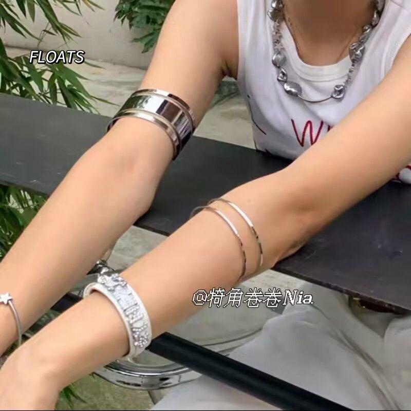 Vòng Đeo Tay Bằng Thép Titan Bóng Xếp Chồng Độc Đáo Dễ Phối Đồ Thời Trang Cho Cặp Đôi