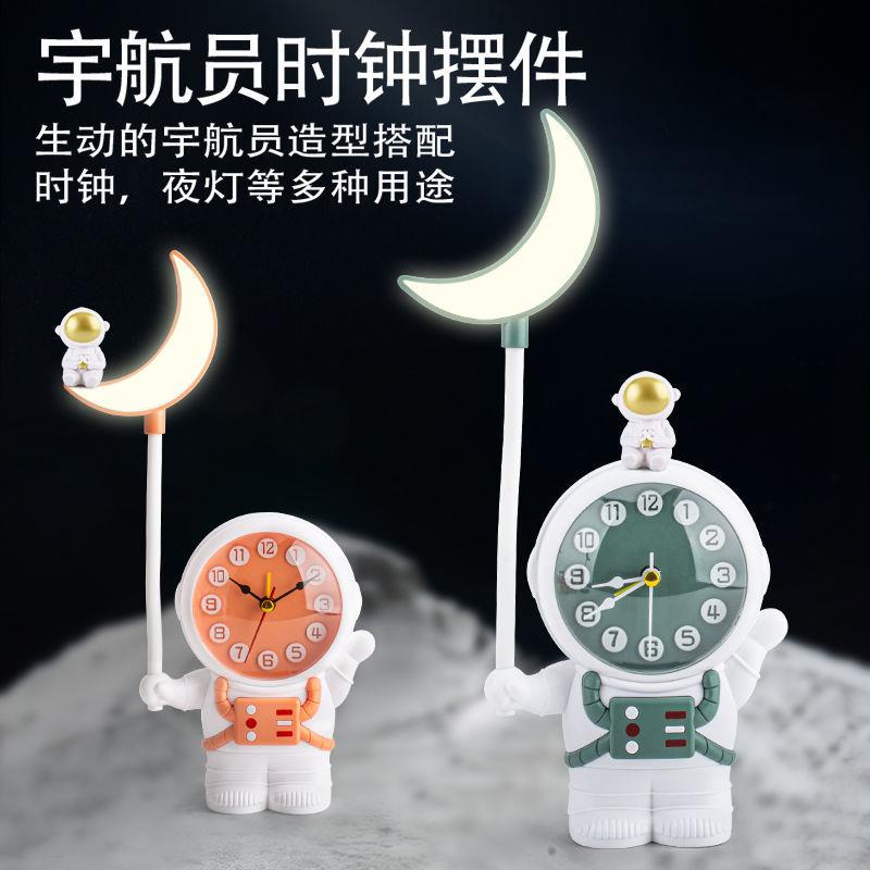 Đồng Hồ Báo Thức Hình Phi Hành Gia Hoạt Hình Có Đèn LED Để Bàn