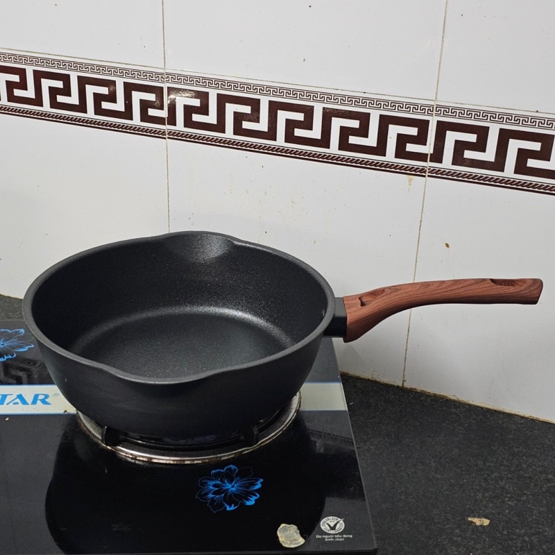 Nấu được bếp từ- Chảo chống dính Green Cook 26cm có 2 miệng rót (Hàng khuyến mãi Nutifood)