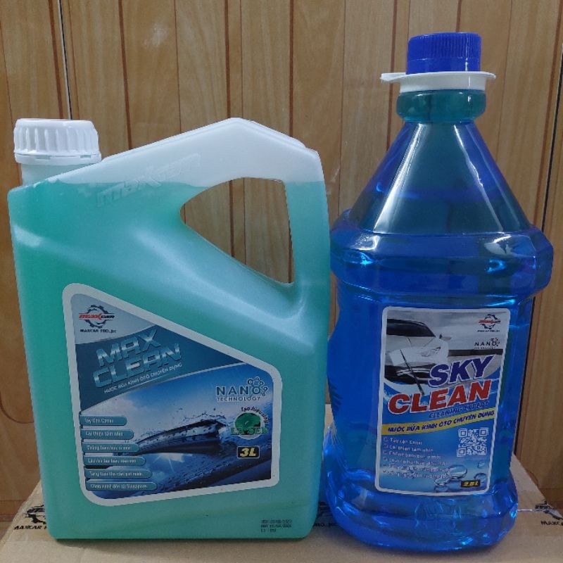 Nước rửa kính ô tô Max Clean 3L, Sky Clean 2.5L đổ vào bình chứa trong khoang máy ô tô