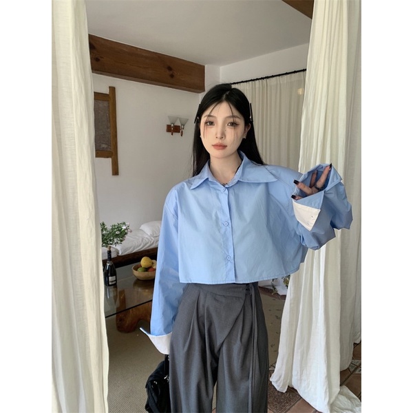 Có sẵn áo sơ mi croptop phối tay áo trắng
