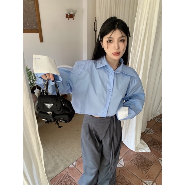 Có sẵn áo sơ mi croptop phối tay áo trắng