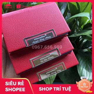 Mẫu hộp thẻ đựng danh thiếp khắc logo theo yêu cầu. Đặt mẫu name card khắc tên màu đỏ.