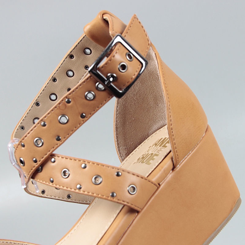 Sandal Đế Xuồng Dày Dặn Đính Đinh Tán Thời Trang Mùa Hè 2022 Cho Nữ