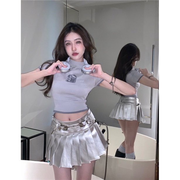 Set Chân Váy Xếp Ly Bạc Kèm Belt + Áo Croptop Dệt Kim