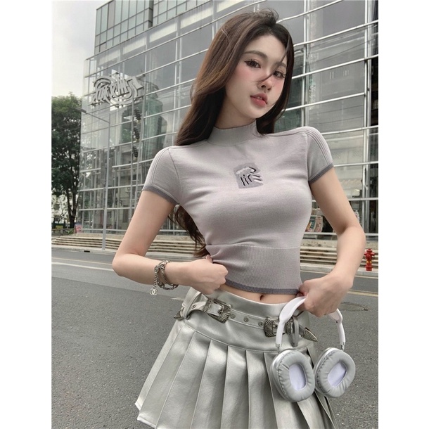Set Chân Váy Xếp Ly Bạc Kèm Belt + Áo Croptop Dệt Kim