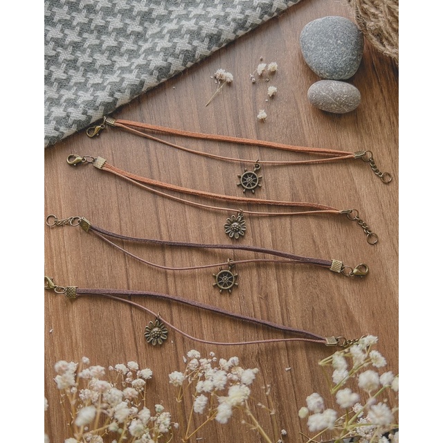 Vòng tay Yuma - Vòng da mix charm bánh lái, hoa cúc daisy