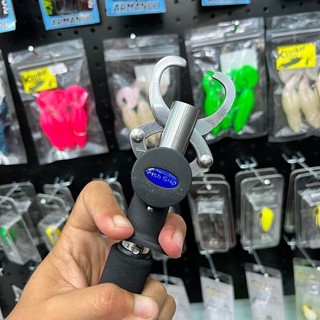 Kẹp gắp cá có kèm thước đo để ae đo size cá