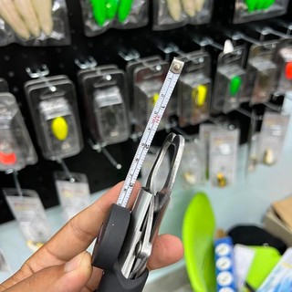 Kẹp gắp cá có kèm thước đo để ae đo size cá