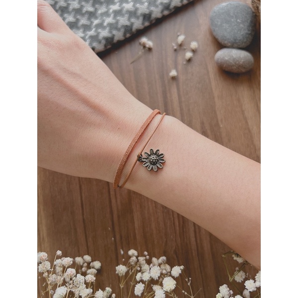 Vòng tay Yuma - Vòng da mix charm bánh lái, hoa cúc daisy