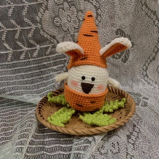 Thỏ và củ cà rốt bằng len handmade