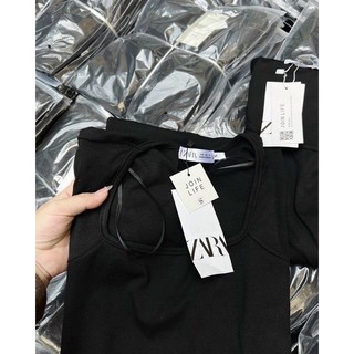 ĐẦM ĐEN CỔ VUÔNG DÁNG DÀI