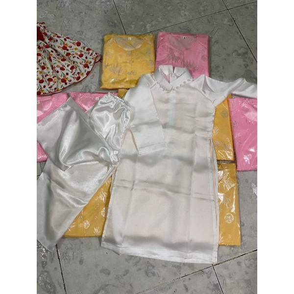 Áo dài lụa trắng cho bé gái